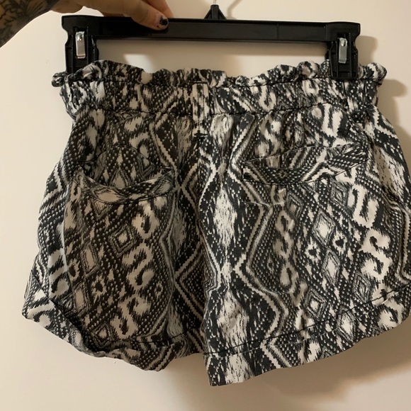 Black and white high waisted shorts - Picture 2 of 3